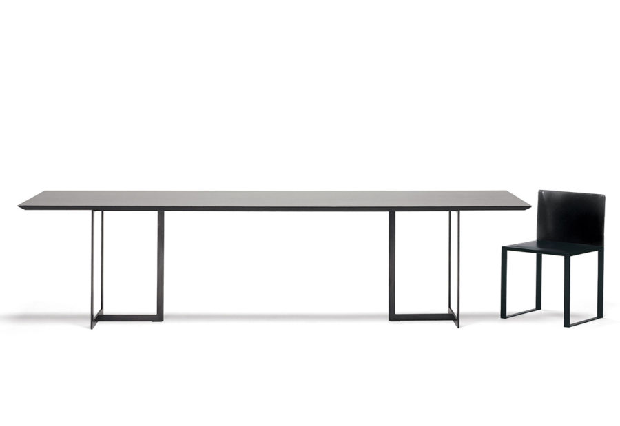 Collection Claude Cartier décoration architecte d'intérieur à Lyon. Table de repas Metal Table YDF